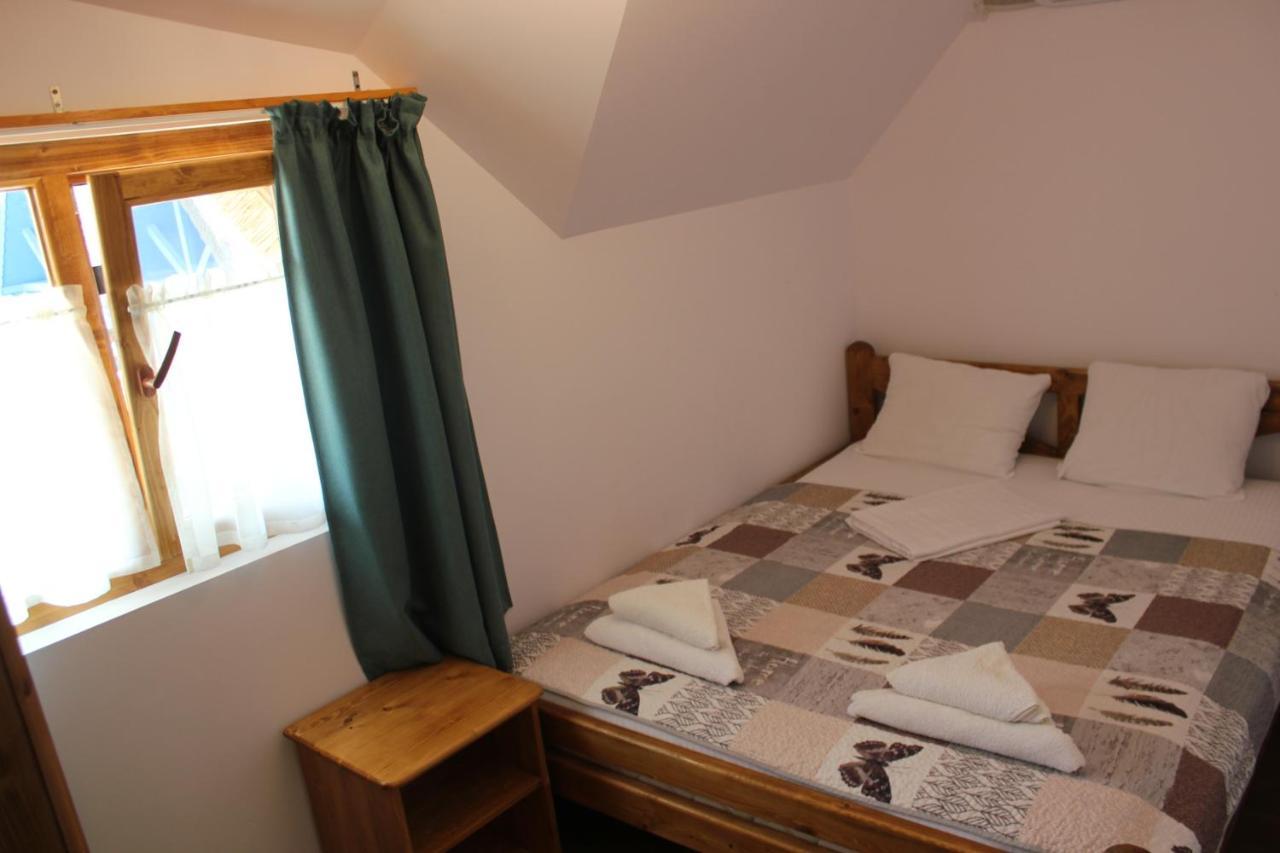 Cerdacul Cu Stuf Hotell Sfântu Gheorghe Exteriör bild